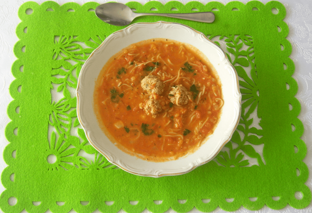 You are currently viewing Najlepsza zupa pomidorowa z klopsikami i czerwoną soczewicą