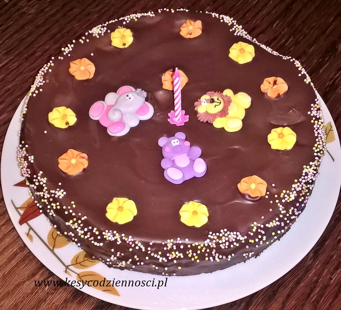 You are currently viewing Sernik w czekoladzie – tort na roczek córeczki
