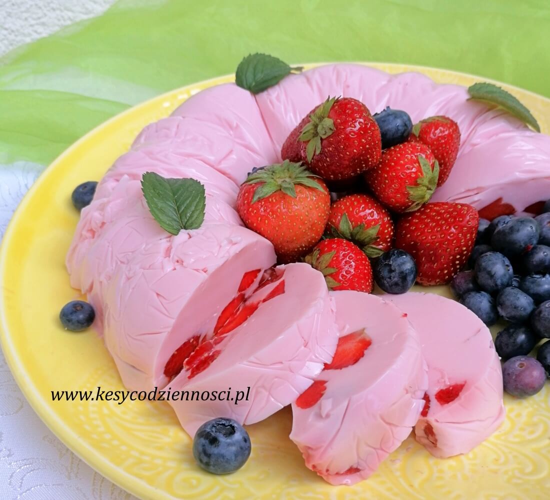jogurtowiec truskawkowy zdrowy szybki deser dla dzieci i dla całej rodziny przepis